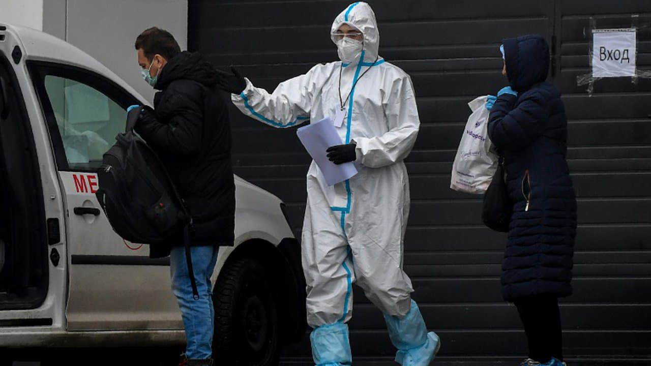 Un soignant a lentree des urgences dun hopital de Kommunarka a la peripherie de Moscou en Russie le 16 novembre 2020 482073
