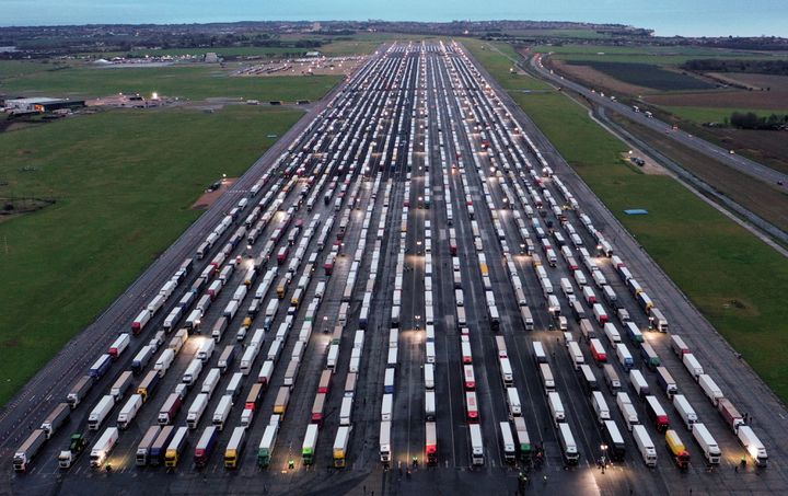 Bloqués à la frontière britannique, 3 000 chauffeurs routiers sont parqués dans leur camion
