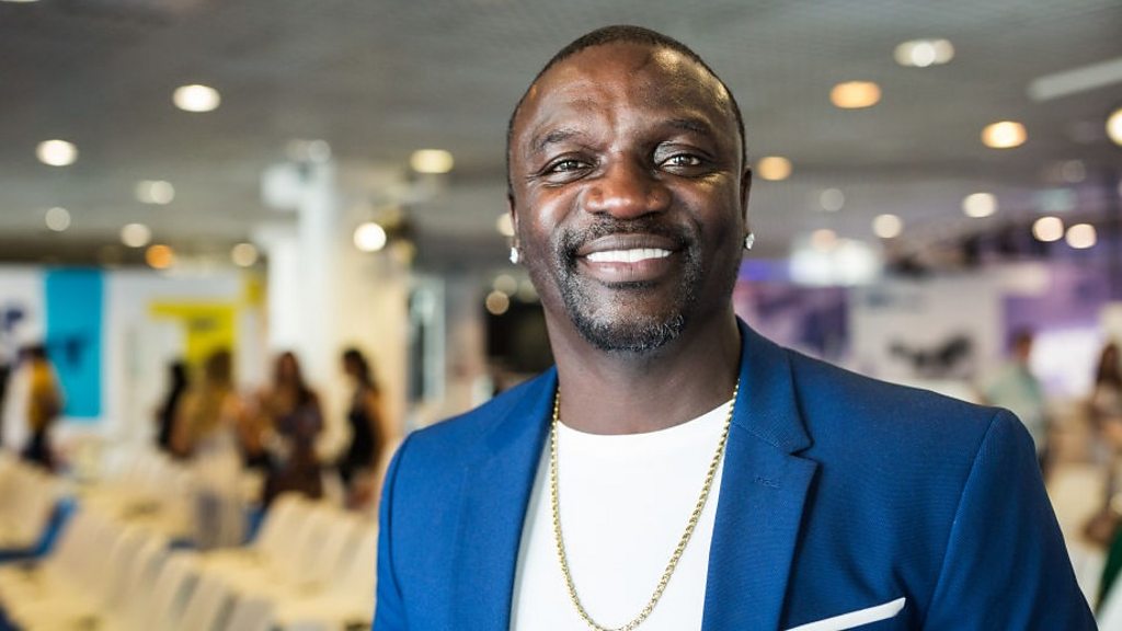 En séjour au Sénégal, Akon pose un acte fort au daara de son père