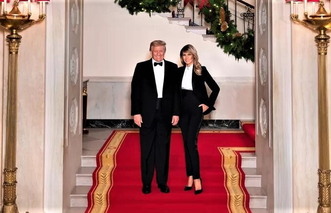 Une dernière photo souvenir pour Donald et Melania Trump avant de quitter la Maison Blanche