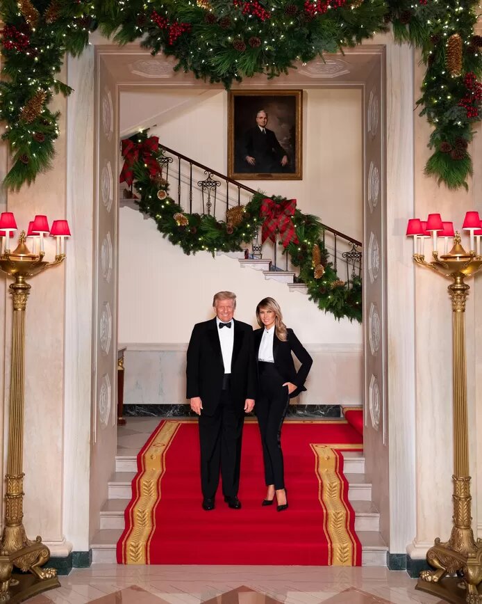 Une dernière photo souvenir pour Donald et Melania Trump avant de quitter la Maison Blanche 2 trump 3