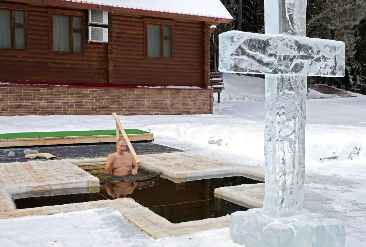 Poutine se baigne dans l'eau glacée 1 Poutine se baigne dans l’eau glacée