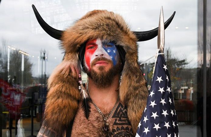 Le “chaman QAnon” va témoigner contre Donald Trump