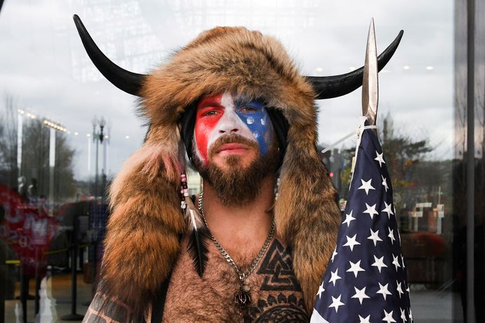 Le “chaman QAnon” va témoigner contre Donald Trump 1 Le “chaman QAnon” va témoigner contre Donald Trump