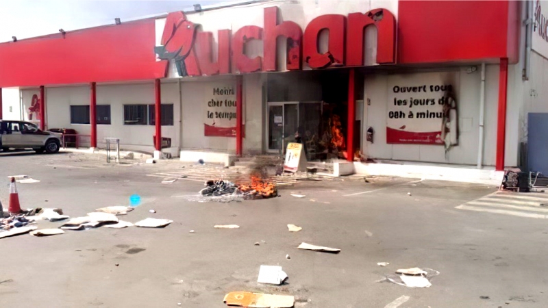Le magasin Auchan de Sacré-Cœur incendié