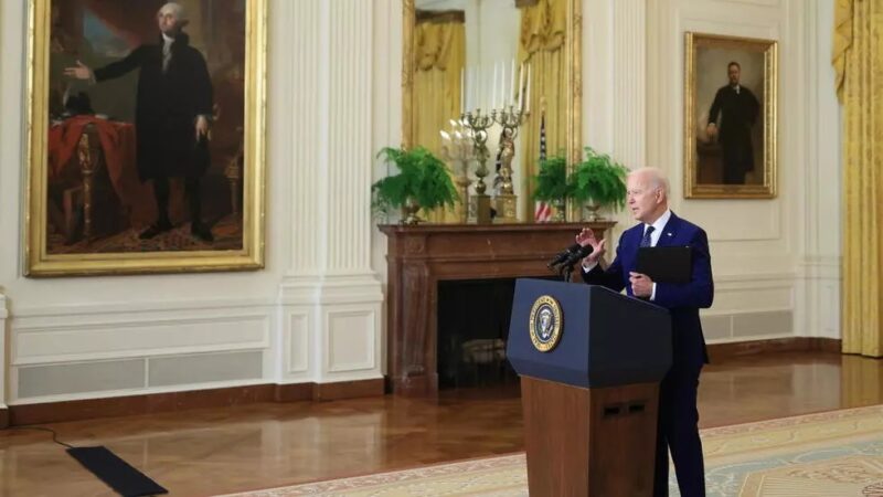 Biden sanctionne la Russie mais dit espérer pouvoir continuer à coopérer avec Moscou