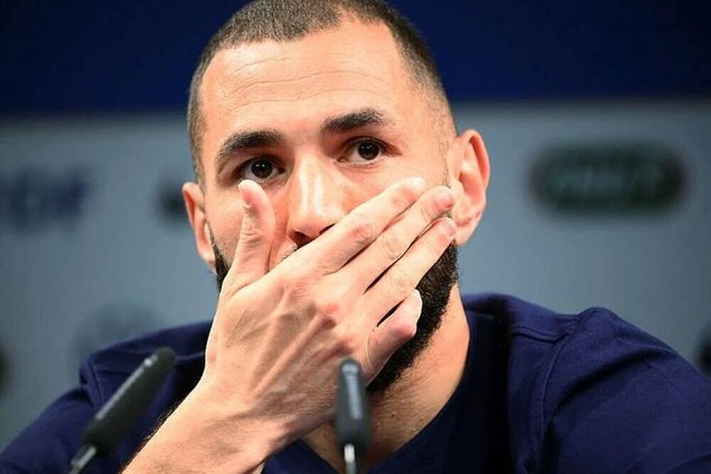 ⚽️ Pourquoi Karim Benzema joue-t-il en permanence avec un bandage à la main ? 2 4733328ac9cd46ec64 17750142