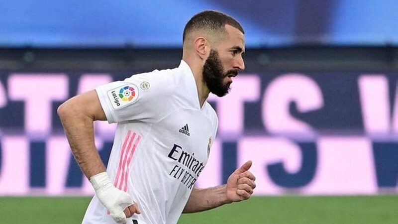 ⚽️ Pourquoi Karim Benzema joue-t-il en permanence avec un bandage à la main ?