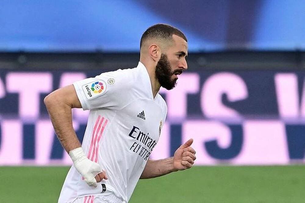 ⚽️ Pourquoi Karim Benzema joue-t-il en permanence avec un bandage à la main ? 1 ⚽️ Pourquoi Karim Benzema joue-t-il en permanence avec un bandage à la main ?