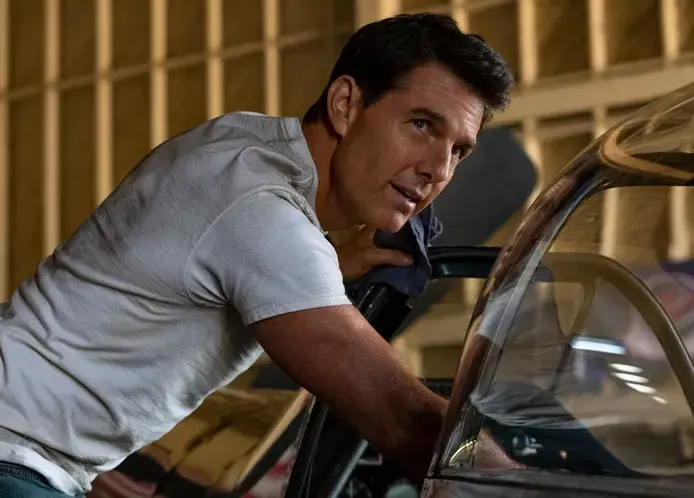 Des randonneurs se retrouvent soudain face à face avec Tom Cruise qui atterrit sur le chemin en parachute 8 image 8
