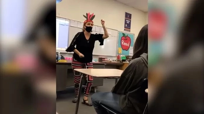 🇺🇲 Une enseignante suspendue après une danse jugée offensante 1 🇺🇲 Une enseignante suspendue après une danse jugée offensante