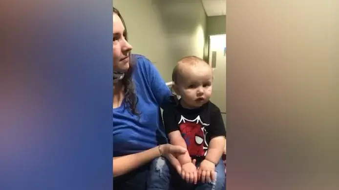 🇺🇸 [Vidéo] Le moment touchant où un bébé sourd entend ses parents pour la première fois