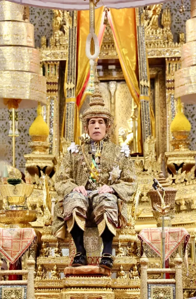 💰 Des palais plus grands que Monaco, 39 avions et une couronne en or de 7,3 kilos: l'immense richesse du roi de Thaïlande 3 tC3A9lC3A9chargement28529281729