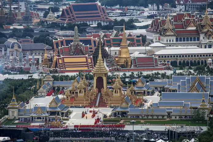 💰 Des palais plus grands que Monaco, 39 avions et une couronne en or de 7,3 kilos: l'immense richesse du roi de Thaïlande 7 tC3A9lC3A9chargement28529282229