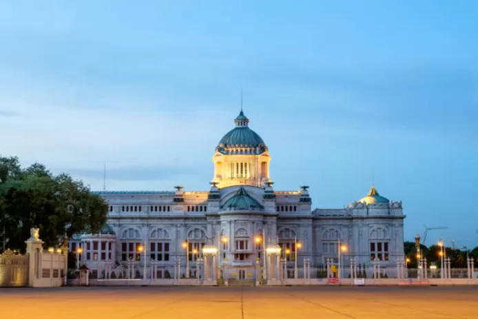 💰 Des palais plus grands que Monaco, 39 avions et une couronne en or de 7,3 kilos: l'immense richesse du roi de Thaïlande 8 tC3A9lC3A9chargement28529282329