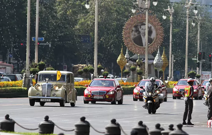 💰 Des palais plus grands que Monaco, 39 avions et une couronne en or de 7,3 kilos: l'immense richesse du roi de Thaïlande 12 tC3A9lC3A9chargement28529282729
