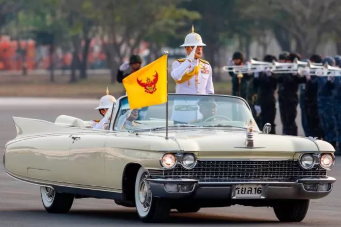💰 Des palais plus grands que Monaco, 39 avions et une couronne en or de 7,3 kilos: l'immense richesse du roi de Thaïlande 13 tC3A9lC3A9chargement28529282829
