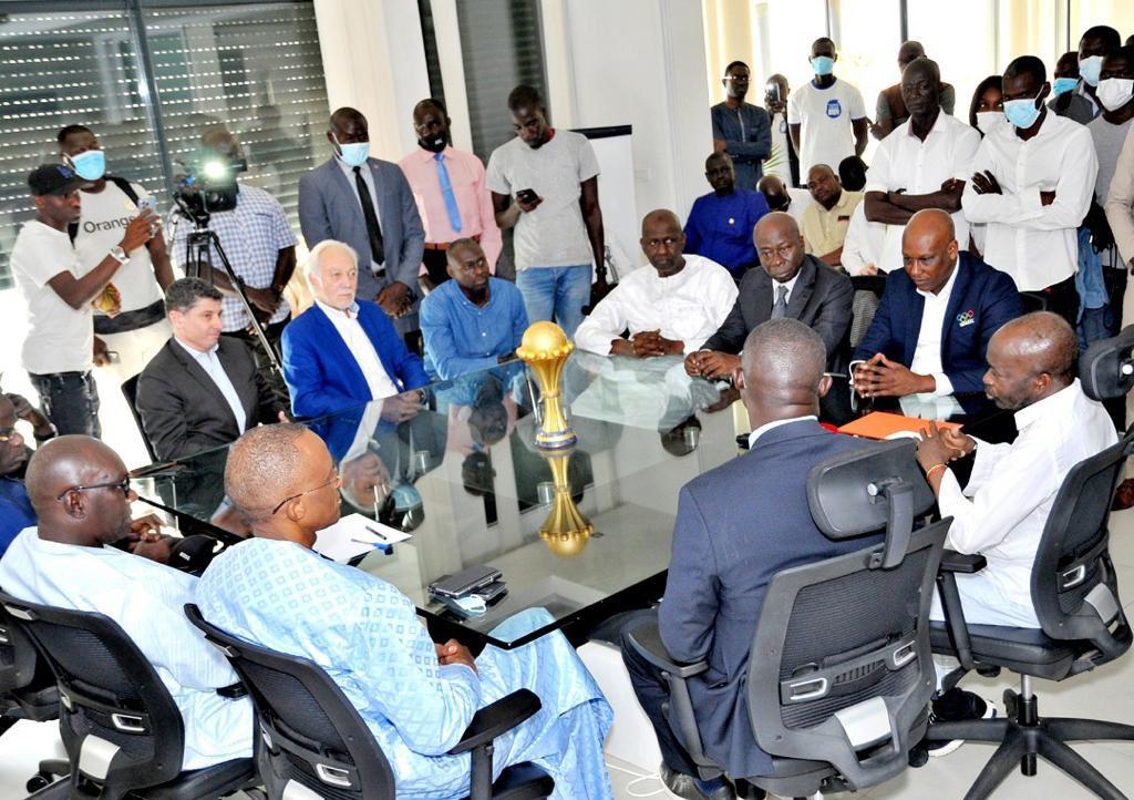 🇸🇳🏆 Sous escorte des éléments du Gign, le trophée de la CAN présenté au CNOSS 1 🇸🇳🏆 Sous escorte des éléments du Gign, le trophée de la CAN présenté au CNOSS
