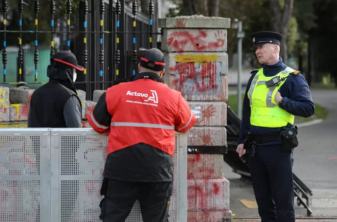 🇮🇪 Un camion emboutit le portail de l'ambassade russe à Dublin, un homme arrêté 3 telechargement 17