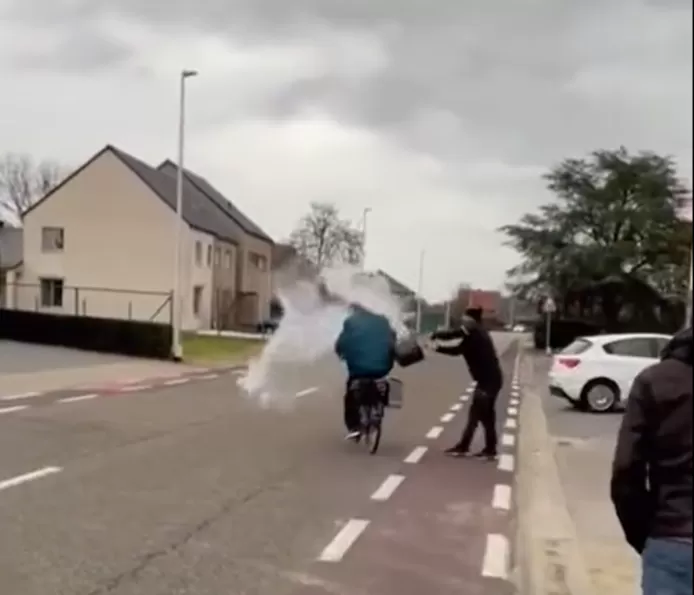 🇧🇪 (Vidéo) Un cycliste qui crachait sur des voitures reçoit la monnaie de sa pièce 1 🇧🇪 (Vidéo) Un cycliste qui crachait sur des voitures reçoit la monnaie de sa pièce