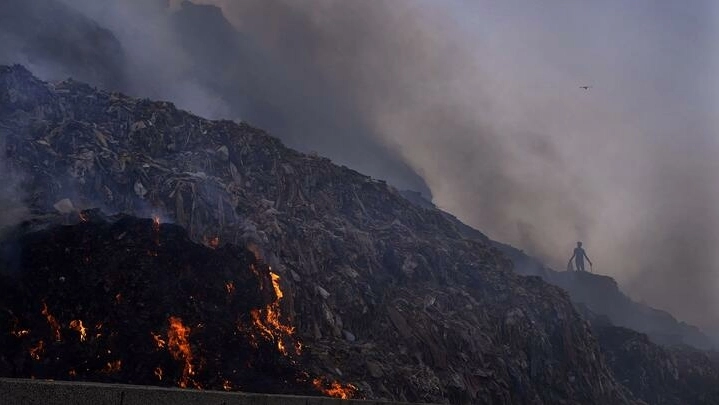 🇮🇳 Inde: la canicule provoque un incendie colossal dans une décharge de New Delhi 1 🇮🇳 Inde: la canicule provoque un incendie colossal dans une décharge de New Delhi