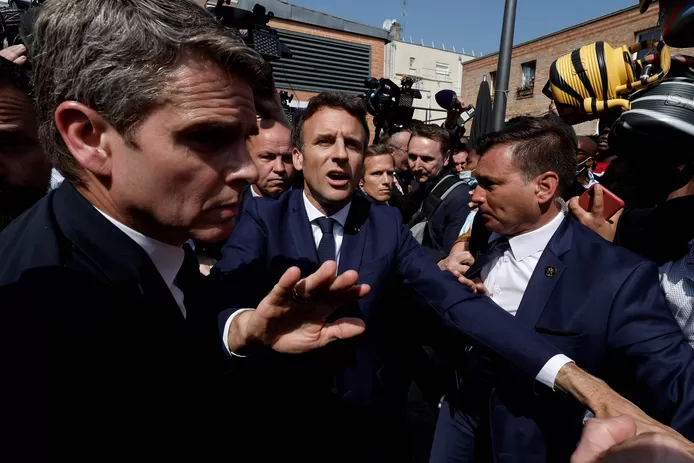 🇫🇷 Macron visé par des jets de tomates lors de sa première sortie (Vidéo)