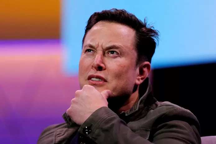 🇺🇸 Elon Musk critique publiquement des cadres de Twitter
