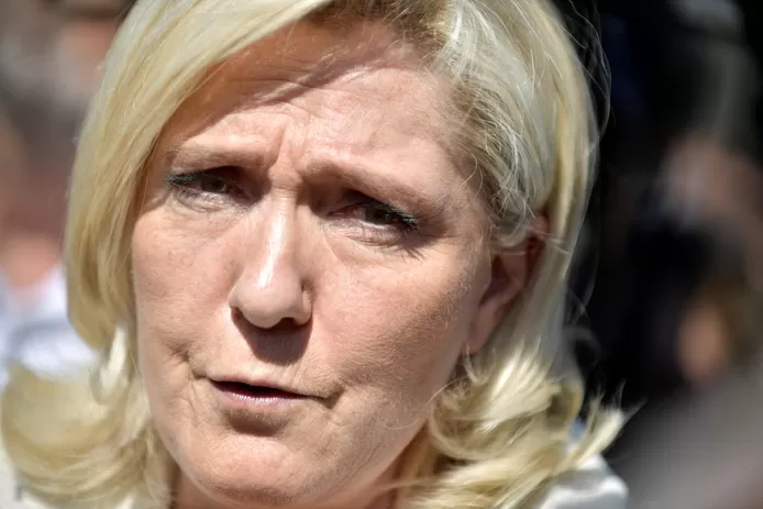 🇫🇷 Marine Le Pen et ses proches accusés d’avoir détourné 600.000 euros d’argent public: “Drôle de timing”