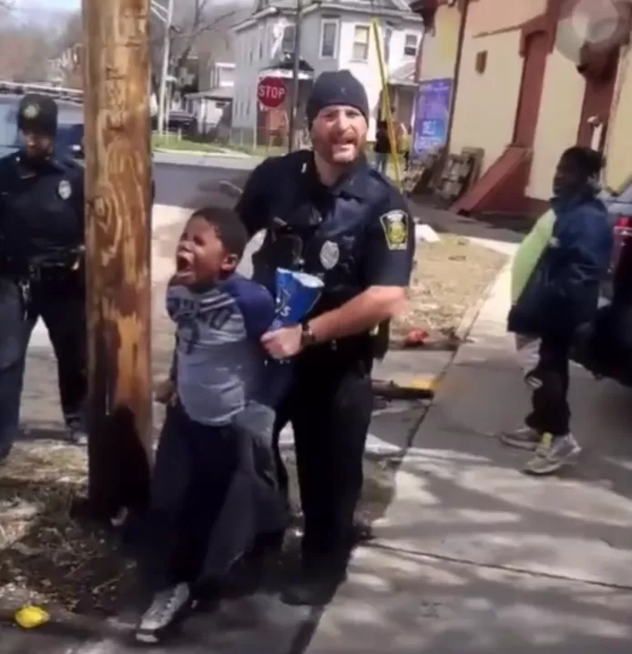 🇺🇸 Un enfant de 8 ans arrêté par la police “pour un paquet de chips”: nouvelle controverse aux États-Unis 1 🇺🇸 Un enfant de 8 ans arrêté par la police “pour un paquet de chips”: nouvelle controverse aux États-Unis