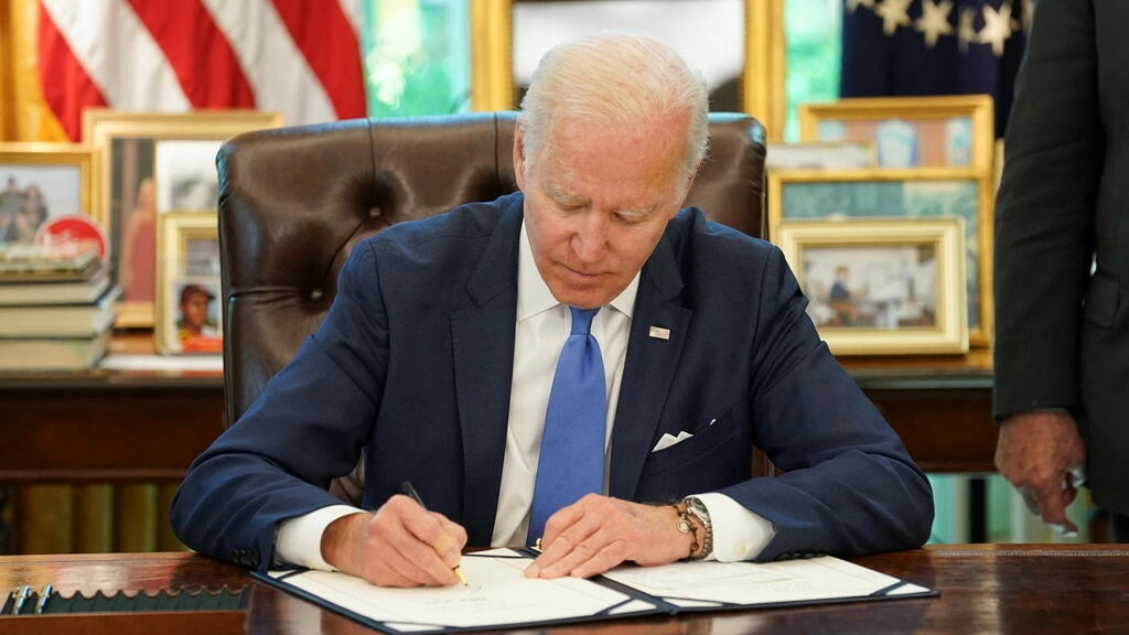 🇺🇦 Guerre en Ukraine: Joe Biden signe une loi très symbolique pour accélérer l’envoi d’armes