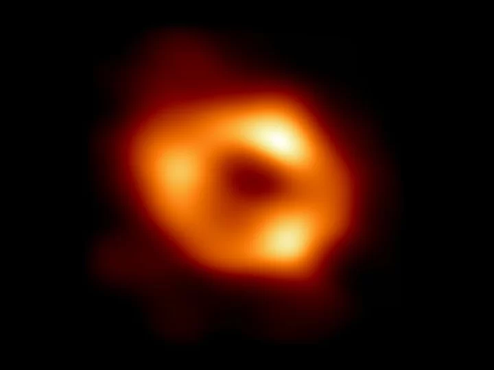 🌌 Des scientifiques dévoilent la première photo d’un trou noir supermassif au cœur de la Voie lactée