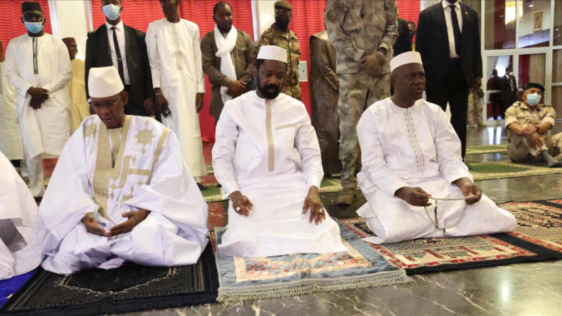 🇲🇱 Mali : Assimi Goïta effectue la prière de la Korité au palais Koulouba (Photos)