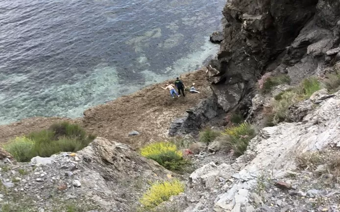 🇪🇸 Un couple chute d’une falaise de 30 mètres après un selfie qui tourne mal