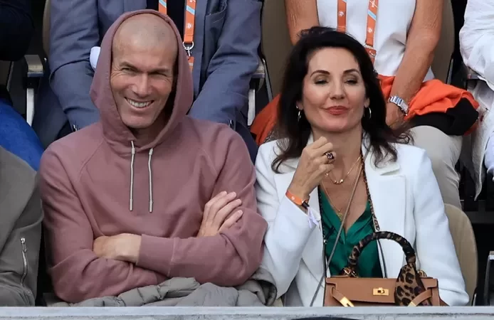 ️⚽️ L’apparition remarquée de Zidane dans les tribunes de Roland-Garros: “Signe au PSG!”