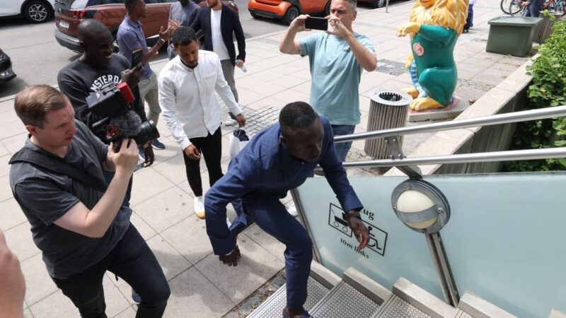 ⚽️ Bayern : Mané à son arrivée à l’hôpital pour passer sa visite médicale