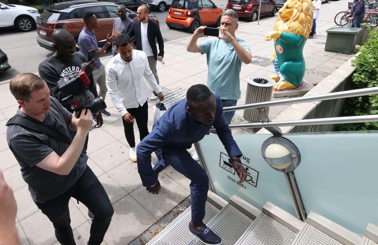 ⚽️ Bayern : Mané à son arrivée à l'hôpital pour passer sa visite médicale 1 ⚽️ Bayern : Mané à son arrivée à l’hôpital pour passer sa visite médicale