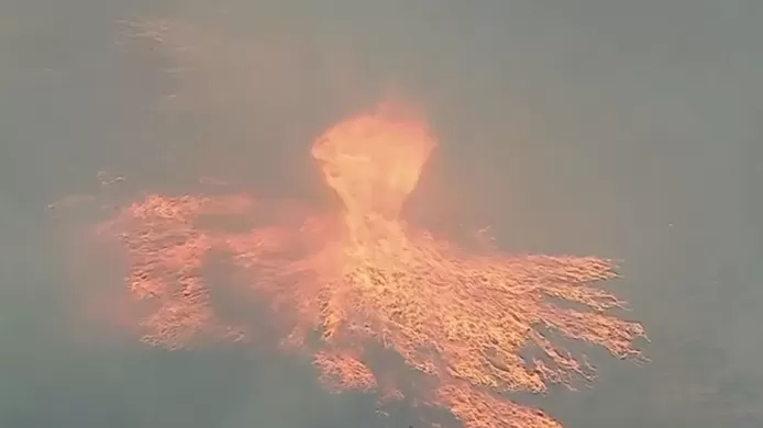 🇺🇸 Un spectacle rare et terrifiant: une tornade de fumée se forme lors d'un incendie en Californie (Vidéo) 1 🇺🇸 Un spectacle rare et terrifiant: une tornade de fumée se forme lors d’un incendie en Californie (Vidéo)