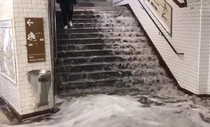 🇫🇷⛈️ Des pluies diluviennes s’abattent sur Paris, des stations de métro inondées 1 🇫🇷⛈️ Des pluies diluviennes s’abattent sur Paris, des stations de métro inondées