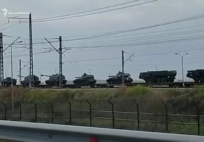 🇷🇺 La télévision russe montre un train rempli de véhicules blindés et de chars se dirigeant vers la Crimée 1 🇷🇺 La télévision russe montre un train rempli de véhicules blindés et de chars se dirigeant vers la Crimée