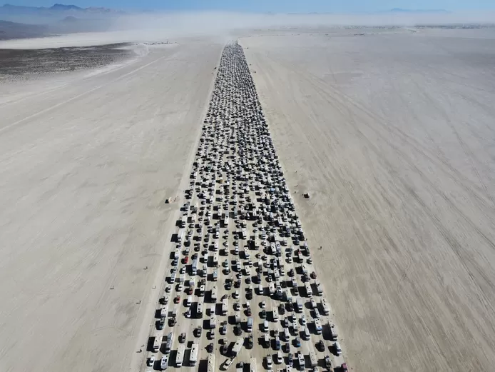 🇺🇸 Les images hallucinantes des embouteillages à la fin du festival Burning Man 1 🇺🇸 Les images hallucinantes des embouteillages à la fin du festival Burning Man