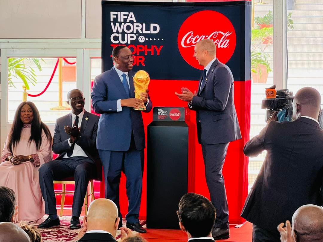 🇸🇳 Macky déclare sa flamme au trophée de la Coupe du monde (VIDEO) 1 🇸🇳 Macky déclare sa flamme au trophée de la Coupe du monde (VIDEO)