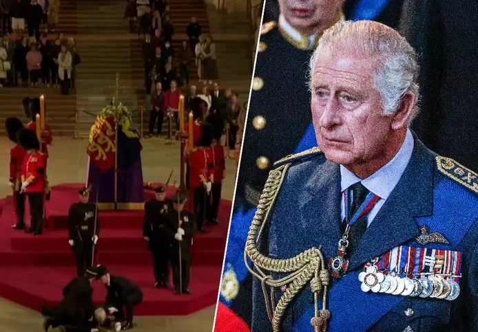 🇬🇧 [Vidéo] Un garde s’évanouit près du cercueil de la Reine – Charles III prend un “moment de réflexion”