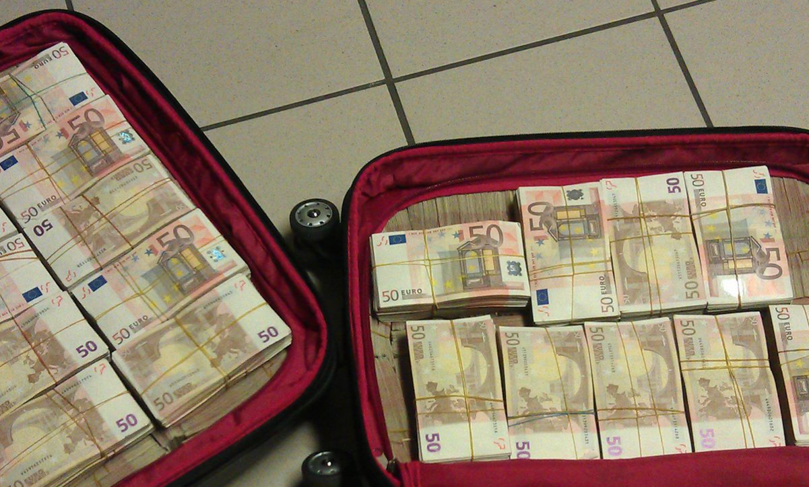 🇸🇳 Trafic : la Douane saisit un pactole de plus d’un milliard en euros et en dollars 1 🇸🇳 Trafic : la Douane saisit un pactole de plus d’un milliard en euros et en dollars