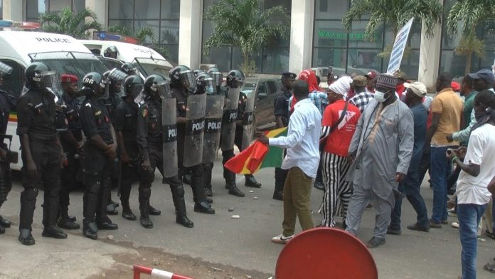 🇸🇳 La Poste: les travailleurs acculent leur Direction générale et se font violenter par la police 1 🇸🇳 La Poste: les travailleurs acculent leur Direction générale et se font violenter par la police