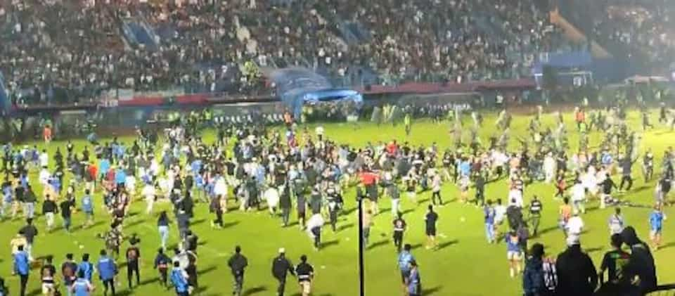🇮🇩 [VIDÉO] Un match de soccer vire au drame: 127 morts après une émeute