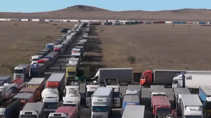 🇷🇺 Avec le pont de Crimée fermé, de nombreux routiers se retrouvent bloqués (Vidéo) 1 🇷🇺 Avec le pont de Crimée fermé, de nombreux routiers se retrouvent bloqués (Vidéo)