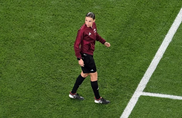 ⚽️ Stéphanie Frappart première femme à arbitrer en Coupe du monde