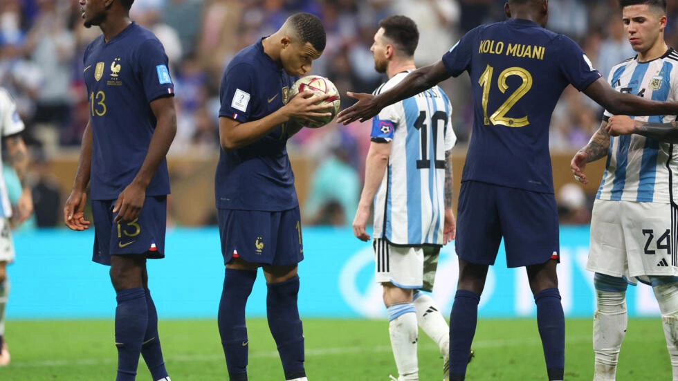 🇫🇷🏆🇦🇷 Inimaginable, après un triplé de Mbappé et nouveau retour de la France, la finale va se jouer aux penaltys (3-3) 1 🇫🇷🏆🇦🇷 Inimaginable, après un triplé de Mbappé et nouveau retour de la France, la finale va se jouer aux penaltys (3-3)