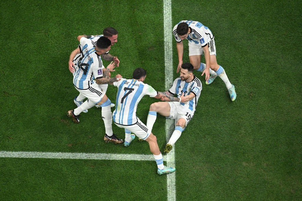 L’Argentine 🇦🇷 la tient 🏆Messi et les siens sont champions du monde !!!! Soir de concentration ultime pour Léo Messi qui rejoint Maradona au panthéon du foot argentin 3 image 204