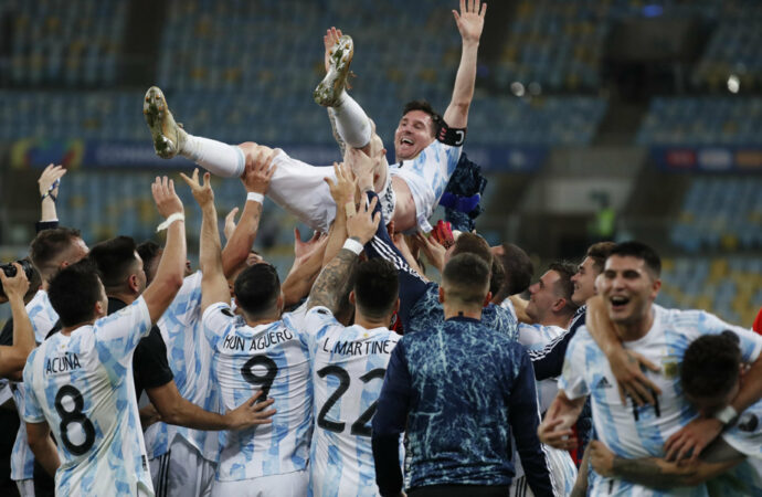 L’Argentine 🇦🇷 la tient 🏆Messi et les siens sont champions du monde !!!! Soir de concentration ultime pour Léo Messi qui rejoint Maradona au panthéon du foot argentin